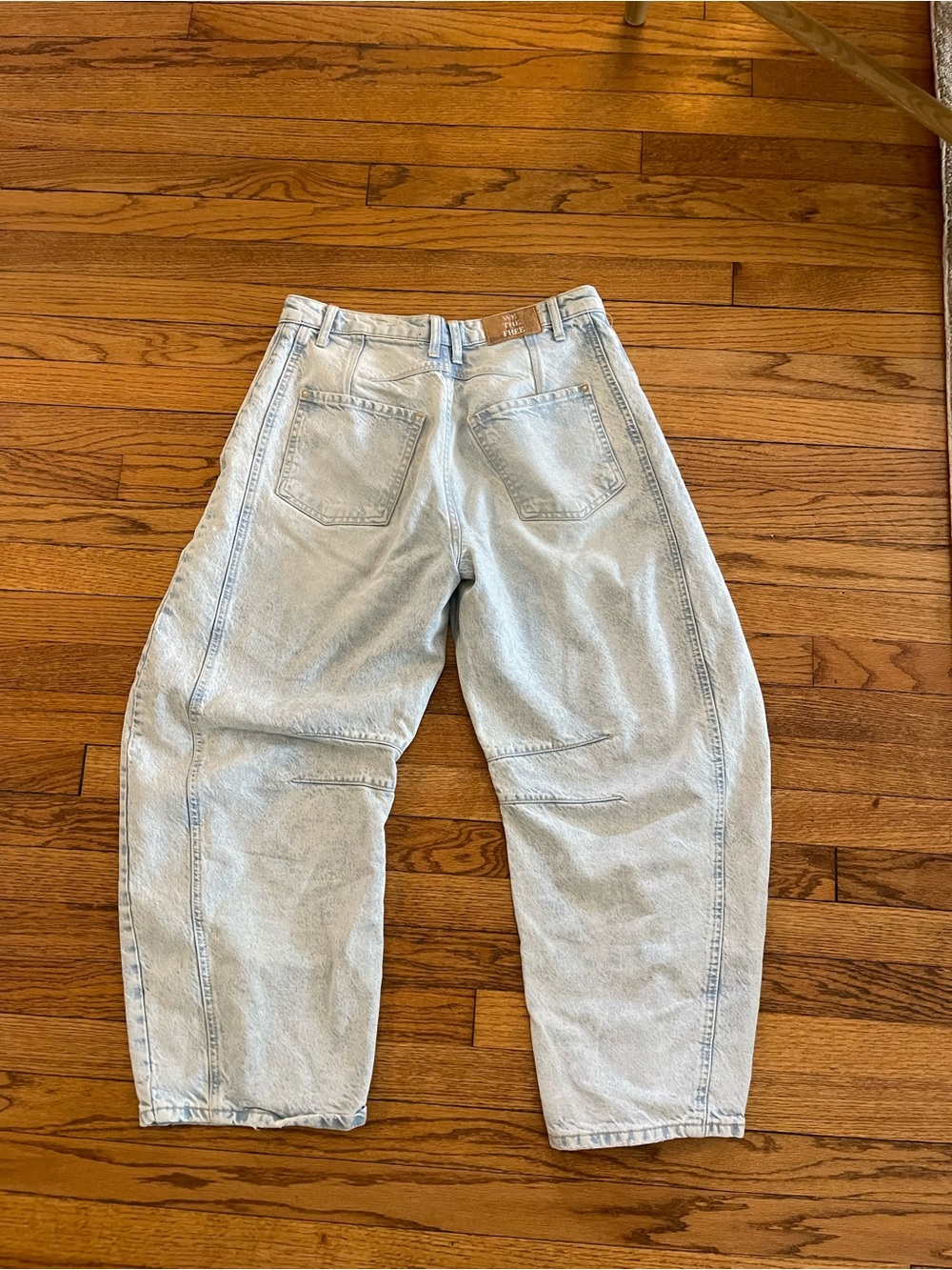 We The Free Barrel Jeans Free People Size 28 Light Wash - Picture 3 of 3